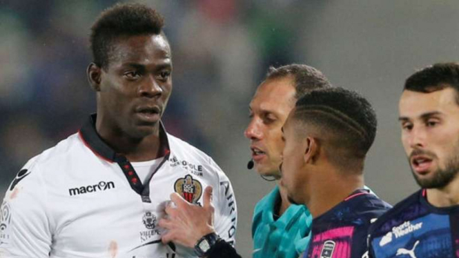 Penyerang OGC Nice, Mario Balotelli (kiri)