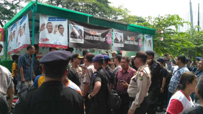 Calon wakil gubernur DKI Djarot Saiful Hidayat blusukan di Petamburan, Jakarta