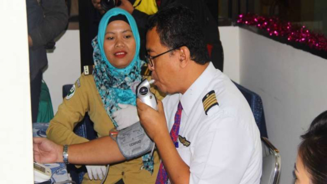 Pemeriksaan kesehatan terhadap kru pesawat yang bertugas di Bandara Ahmad Yani Semarang Jawa Tengah, Jumat (6/1/2017)