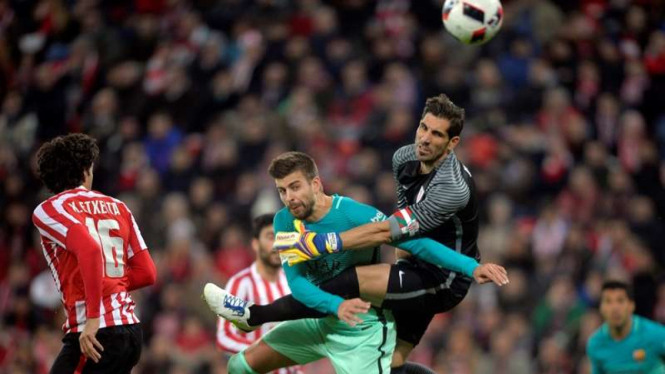 Bek Barcelona, Gerard Pique berduel dengan kiper Athletic Bilbao