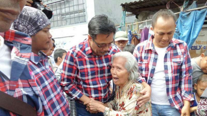 Wanita lansia memeluk Djarot saat blusukan di Petamburan, Jumat, 6 Januari 2017.