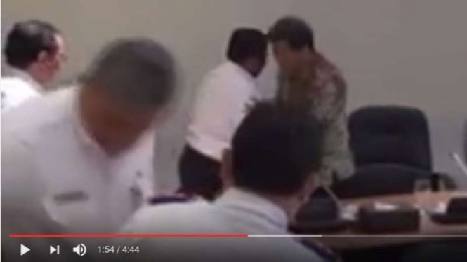 Potongan gambar video Pelaksana Tugas Gubernur DKI Jakarta Sumarsono dan Ketua Komisi Pengawas Persaingan Usaha (KPPU) M Syarkawi Rauf saat bersalaman.