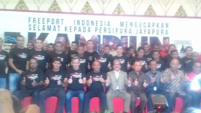 Penyerahan bonus untuk Persipura dari PT Freeport Indonesia.