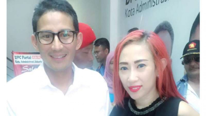 Pedangdut Dewi Sanca bersama Sandiaga Uno