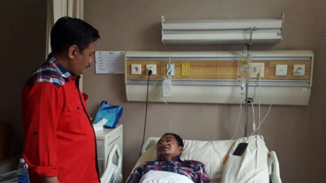 Djarot Saiful Hidayat menjenguk langsung Widodo, yang menurut polisi dikeroyok sepuluh orang. 