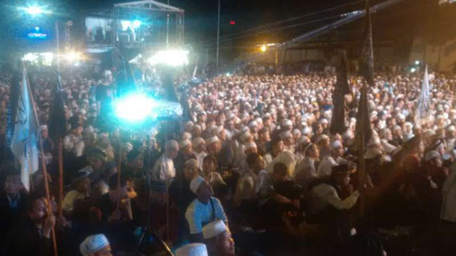 Massa dari Front Pembela Islam dan warga di Kota Palembang mendengarkan ceramah dari Habib Rizieq Sihab, Sabtu malam (7/1/2017)