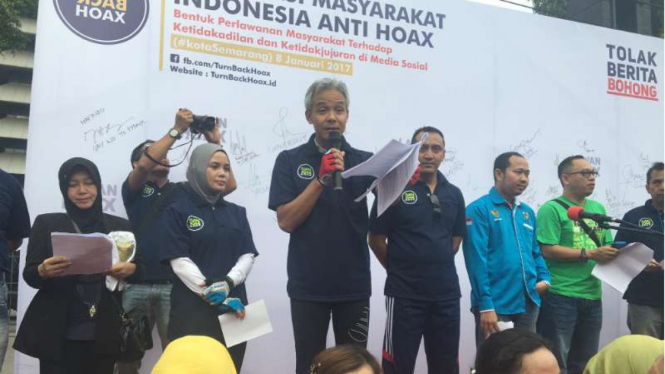 Gubernur Jawa Tengah Ganjar Pranowo ikut mendeklarasikan anti berita hoax di Semarang, Minggu (8/1/2017)