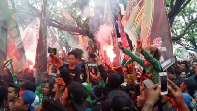 Para pendukung Persebaya, Bonek, di Bandung.