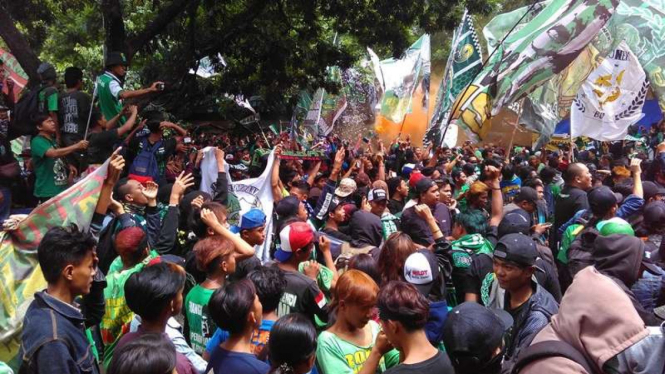 Para pendukung Persebaya, Bonek, yang berada di GOR Padjadjaran Bandung,