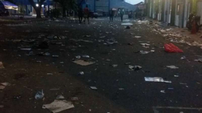 Sampah di sekitar GOR Padjadjaran usai berkumpulnya Bonek