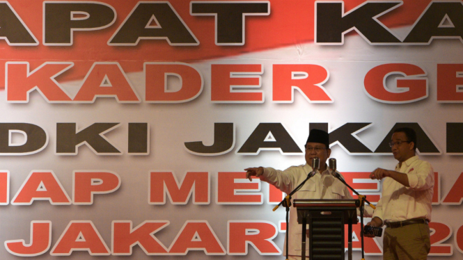 Ketua Umum Partai Gerindra Prabowo Subianto berbincang dengan Gubernur DKI Jakarta Anies Baswedan.