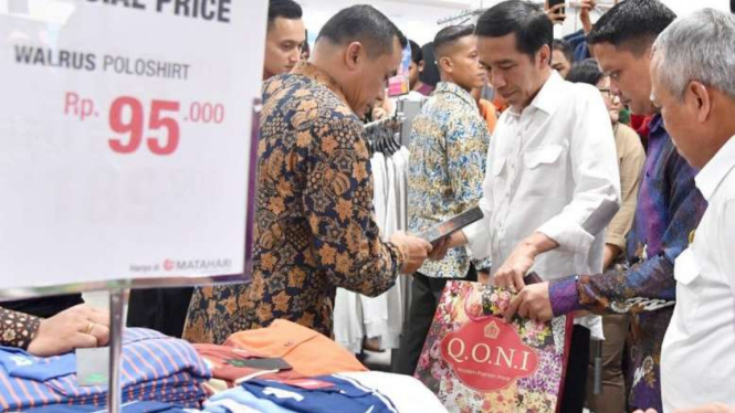 Presiden Jokowi membeli sarung di Pekalongan.