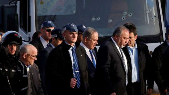 PM Israel Benjamin Netanyahu (tengah) bersama Menhan Avigdor Lieberman saat mengunjungi lokasi kejadian.