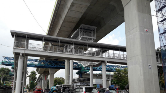 Halte bus TransJakarta koridor 13 di simpang CSW Jakarta Selatan