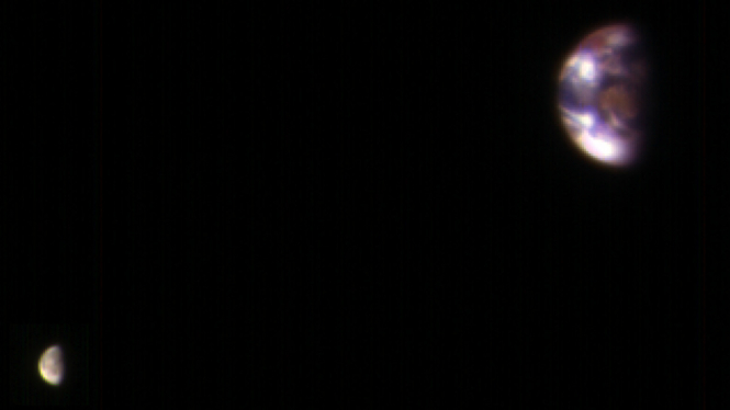 Foto Bumi dan Bulan dilihat dari Planet Mars.