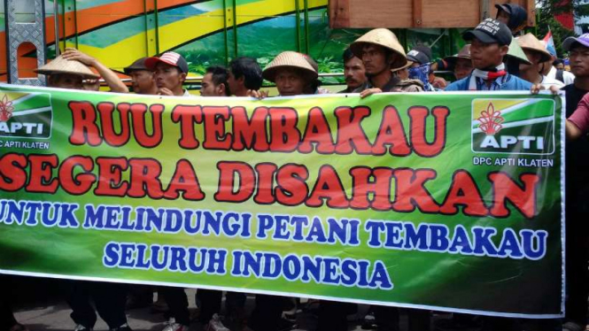  Aksi unjuk rasa ribuan petani tembakau di Jawa Tengah, Senin (9/1/2017).