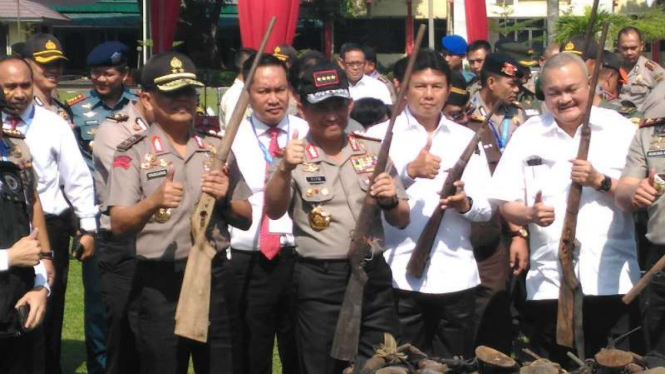 Kepala Polri, Jenderal Tito Karnavian, memimpin pemusnahan 1.400 senjata api rakitan di halaman Markas Kepolisian Daerah Sumatera Selatan di Palembang pada Senin, 9 Januari 2016.