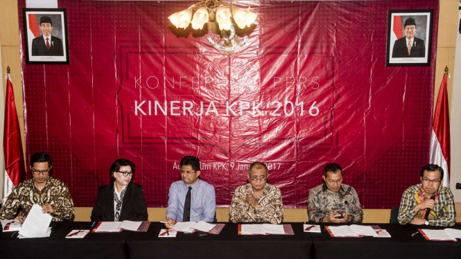 Ketua KPK Agus Rahardjo didampingi empat Pimpinan KPK menyampaikan hasil kinerja KPK, Senin (9/1/2016)