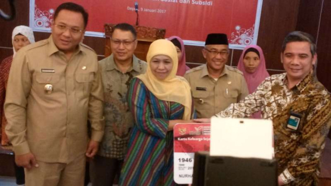 Menteri Sosial, Khofifah Indar Parawansa, membagikan kartu E-Warong di Kota Depok pada Senin, 9 Jnauari 2017.