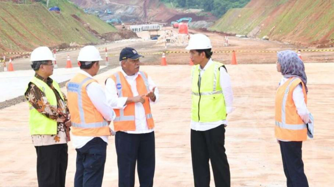 Presiden Jokowi mendengarkan penjelasan dari Menteri PUPR, Basuki Hadimuljono, di proyek Jalan Tol Batang-Semarang beberapa waktu lalu.