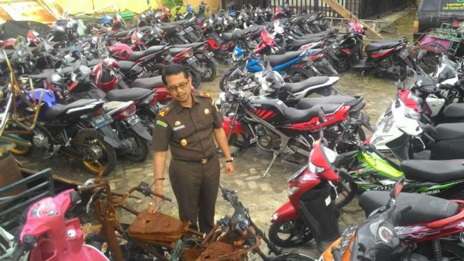 Kepala Kejari Surabaya, Didik Farkhan Alisyahdi, saat meninjau ratusan barang bukti sepeda motor di halaman belakang kantornya di Surabaya, Jawa Timur, pada Senin, 9 Januari 2017.
