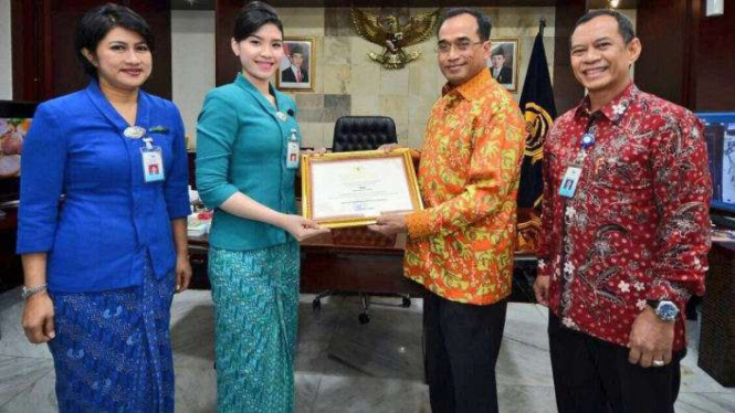 Menhub Budi Karya Sumadi apresiasi pramugari Garuda yang gendong nenek-nenek.