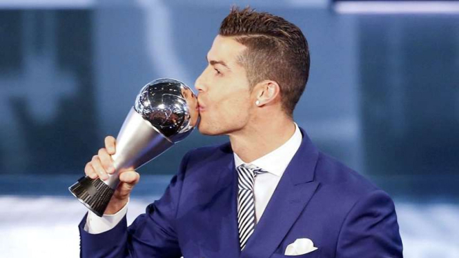 Megabintang Real Madrid, Cristiano Ronaldo menerima penghargaan