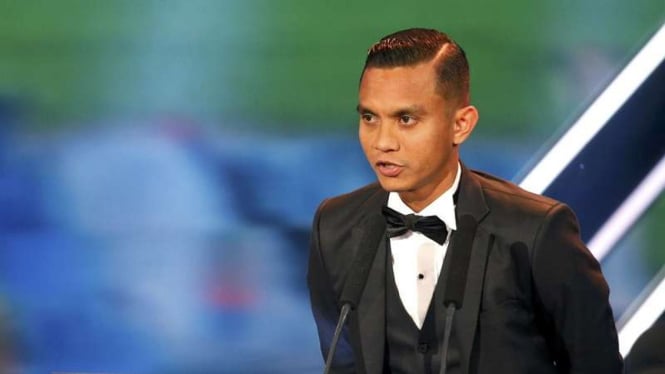 Pesepakbola asal Malaysia, Mohd Faiz Subri menerima penghargaan FIFA