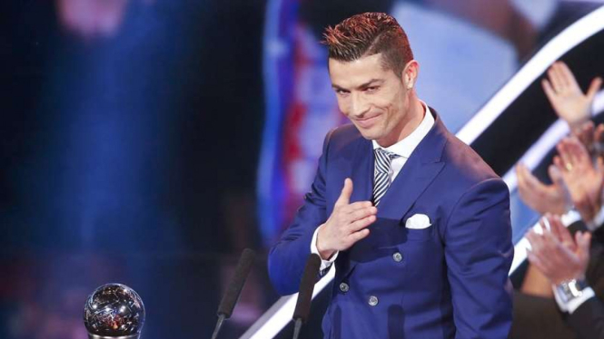 Megabintang Real Madrid, Cristiano Ronaldo menerima penghargaan.