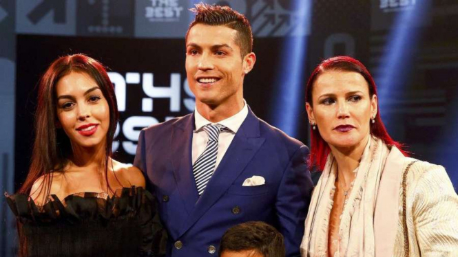 Cristiano Ronaldo bersama Georgina Rodriguez (kiri).