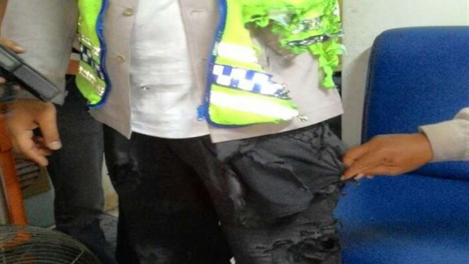 Kondisi baju dan celana milik Bripka Alfian anggota Polsek Penjaringan Jakarta Utara usai terseret motor sejauh satu kilometer, Senin (9/1/2017)
