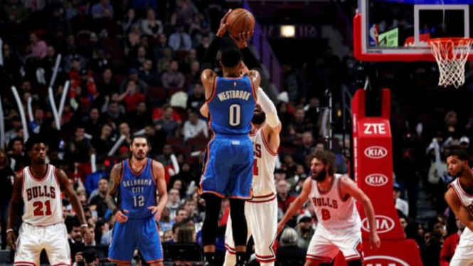 Pebasket Oklahoma City Thunder, Russell Westbrook (tengah)