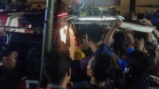 Jenazah kiper Arema FC Achmad Kurniawan dibawah ambulan