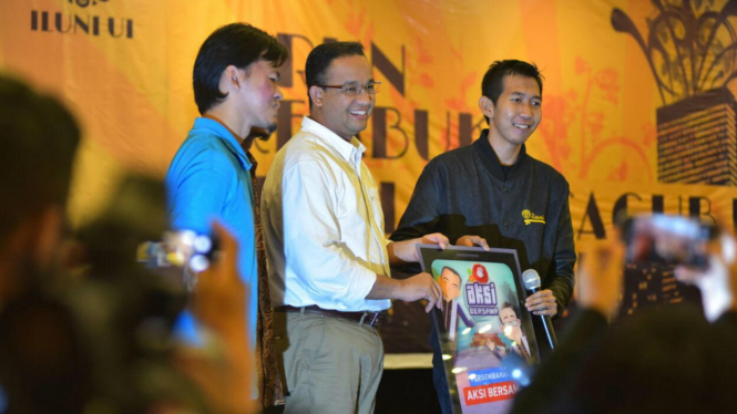 Cagub DKI Jakarta, Anies Baswedan menerima simbolis game Aki Bersama