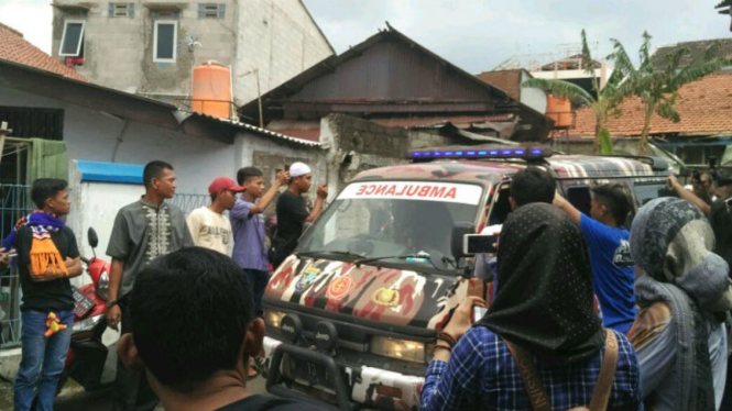 Ambulans yang membawa jenazah kiper Arema, Achmad Kurniawan.