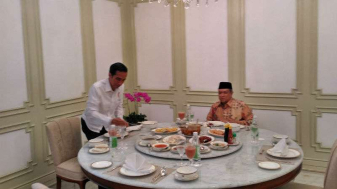 Jokowi makan siang bersama Ketua Umum PBNU, KH Said Aqil Siradj.