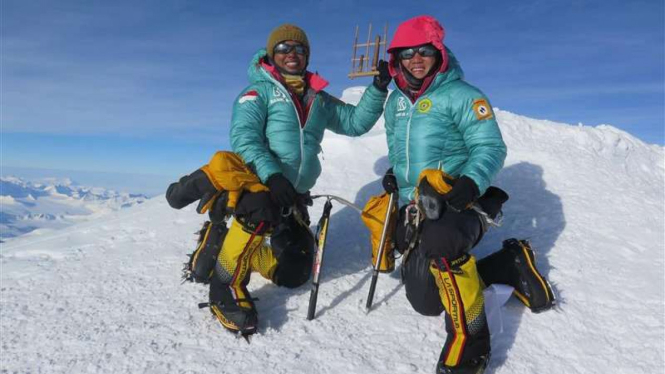Fransiska Dimitri Inkiriwang (23) dan Mathilda Dwi Lestari (23), mahasiswi dari Universitas Parahyangan saat di puncak tertinggi Benua Antartika, Gunung Vinson Massif, Rabu (4/1/2017)
