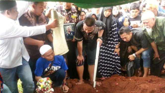Proses pemakaman kiper Arema FC, Achmad Kurniawan