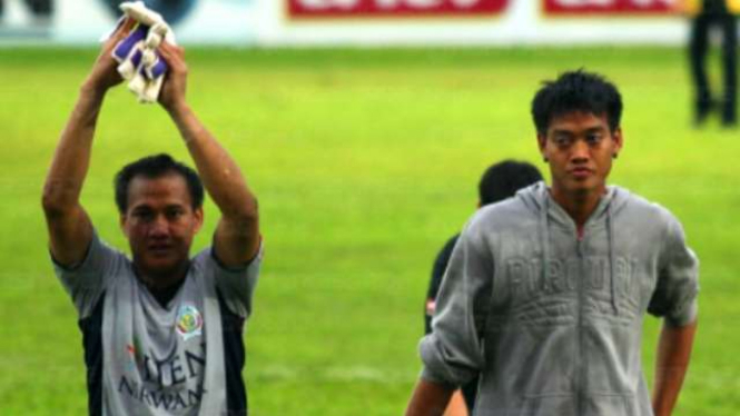 (Alm) Achmad Kurniawan bersama sang adik, Kurnia Meiga.