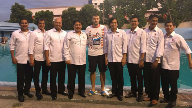 Pelatih Timnas polo air Indonesia, Milos Sakovic (tengah)