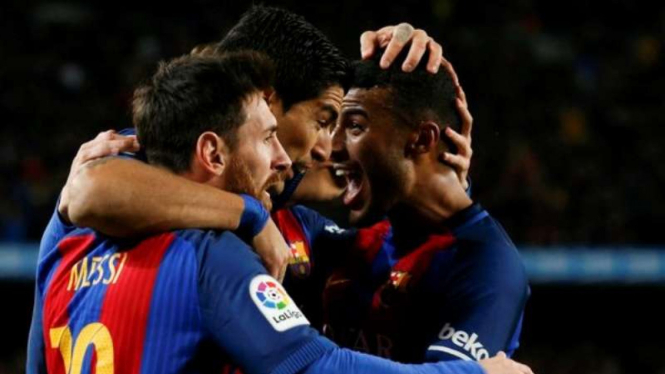 Luis Suarez rayakan gol bersama Lionel Messi dan Rafinha