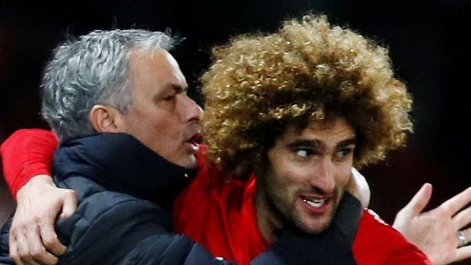 Manajer Manchester United, Jose Mourinho bersama Marouane Fellaini