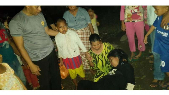 Awal (berbaju putih), bocah berusia tujuh tahun asal Dusun Bontoa Gowa yang dianggap telah meningggal dua tahun, kembali ke rumah ibunya, Rabu (11/1/2017).