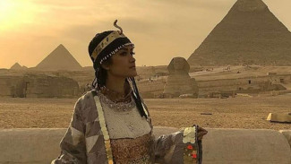 Julia Perez Berpose Ala Cleopatra di Mesir