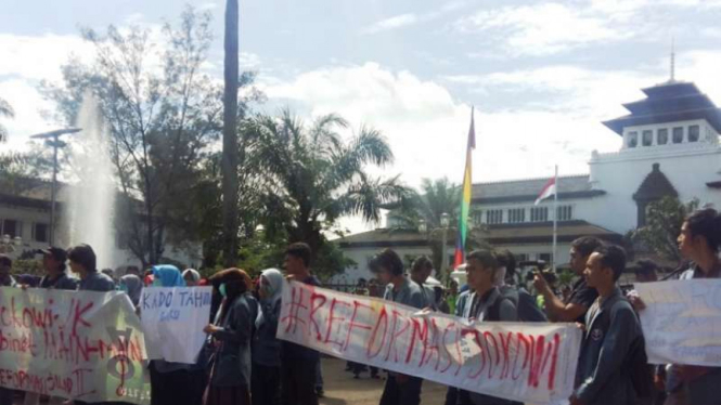 Badan Eksekutif Mahasiswa Seluruh Indonesia (BEM-SI) demo Jokowi.