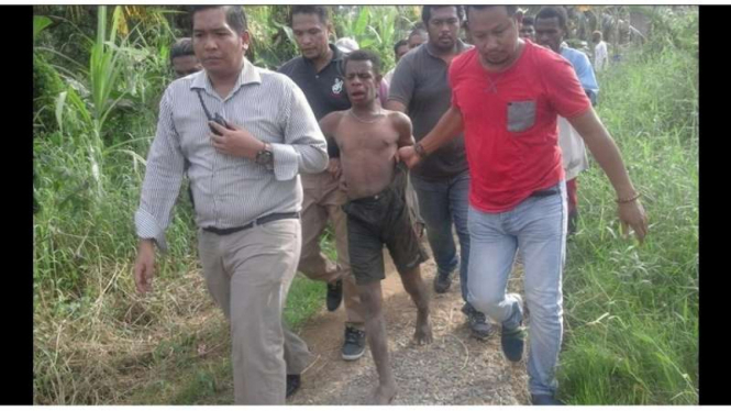 Seorang pelaku pemerkosaan dan pembunuhan terhadap bocah berusia 4 tahun di Kota Sorong Papua Barat yang diamankan kepolisian, Rabu (11/1/2017)