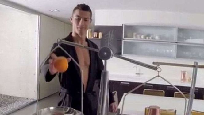 Gaya Cristiano Ronaldo saat membuat sarapan