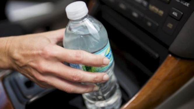 Bahaya Minum Air Hangat Dari Botol Plastik Kemasan