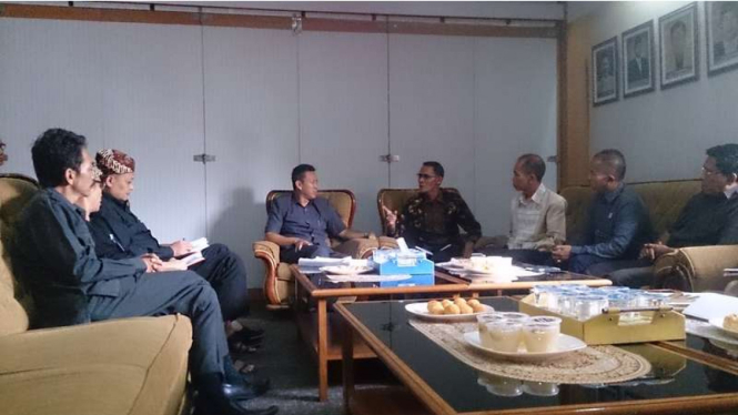 Anggota DPRD Katingan Kalimantan Tengah saat berkonsultasi dengan DPRD Garut Jawa Barat mengenai rencana pemakzulan Bupati Ahmad Yantenglie yang kedapatan berzina, Kamis (12/1/2017)