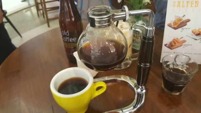 Proses pembuatan kopi di Blacklisted.